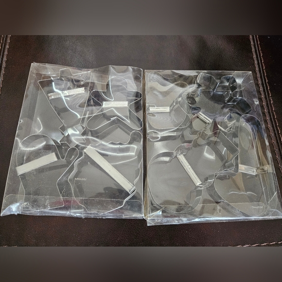 Vintage Metal Tin Christmas Cookie Cutters 2 Sets of 4 Never Used - Picture 4 of 4